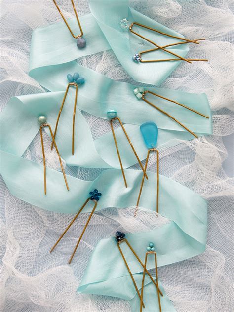 these diy something blue hair pins are stunning