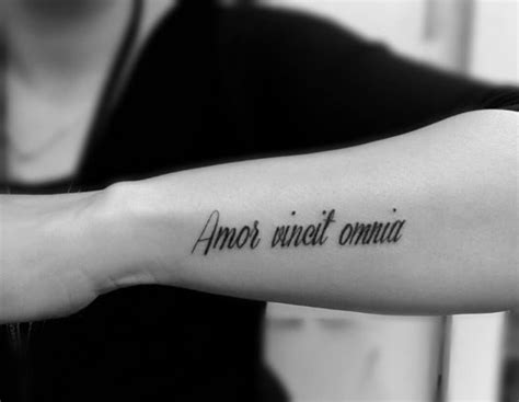 amor vincit omnia tattoo done by amir tattoos tatoeage ideeën tatoeages en tatoeage
