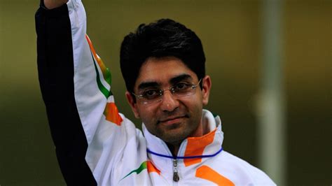 abhinav bindra qualifies   air rifle finals