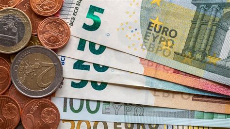 eurusd euro slips  profit   strong week currency