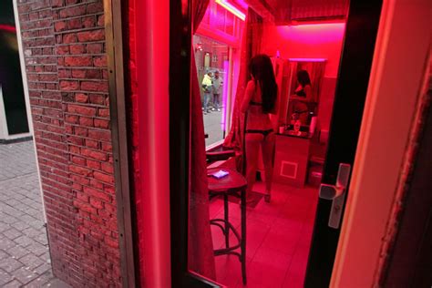 Quartier Rouge Damsterdam Putes Dans Les Vitrines Et Sexshops