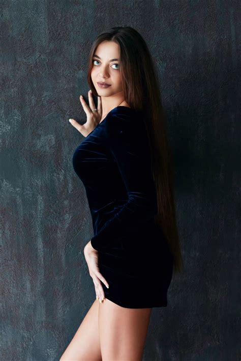 beautiful yana 31 y o from kharkov with dark brown hair id 212262