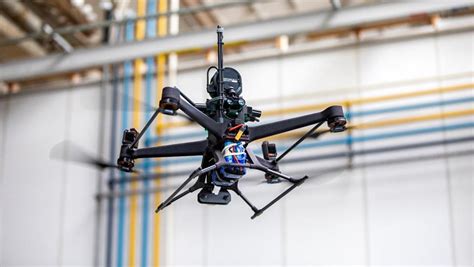 inspectie met drones  besloten ruimte  van buitenaf industrial maintenance