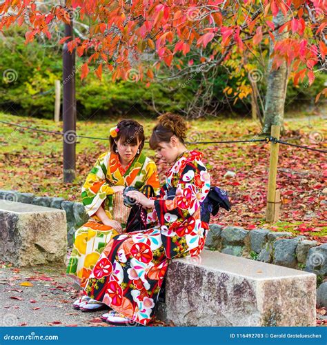 Kyoto Japan November 7 2017 Twee Meisjes In Een Kimono Zitten Op