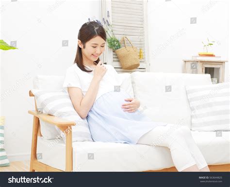 Smiling Pregnant Japanese Woman写真素材563644825 Shutterstock