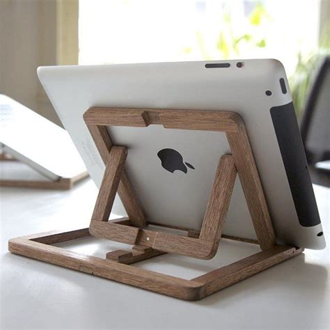bonito concepto de diseno en madera   soporte  base de escritorio  tableta el angulo