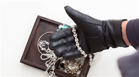 London Jewelry Heist Thieves Steal Over 600 000 Police Say