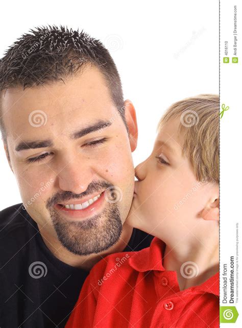 de kussende papa van het kind op de wang stock foto image  gelukkig persoon