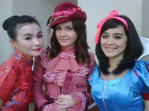 galeri video tiffany orie with friends cute poses
