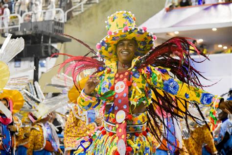 analise dos desfiles de sexta feira na sapucai carnaval  diario  rio de janeiro
