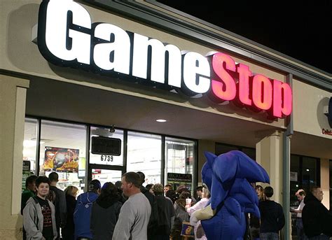 gamestop closing    stores  poor holiday sales