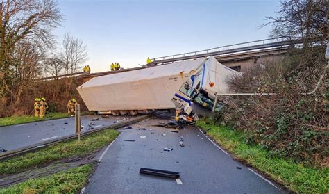 vrachtwagen stort van  viaduct  gorinchem opgeschaald naar grip destadgorinchemnl