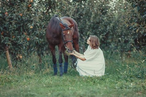 Romantisch Vrouw En Paard Stock Afbeelding Afbeelding Bestaande Uit