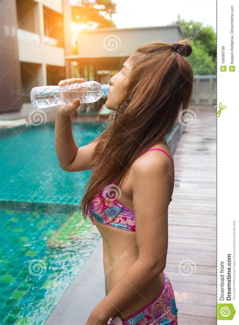 Fitness Athlete Girl Feeling Thirsty Drinking Water From