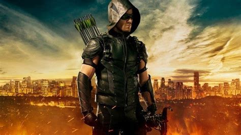 Arrow Debuts A New Suit For Season 4 And It S Badass