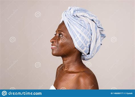 profielportret van jonge vrouw met handdoek op haar hoofd stock afbeelding image