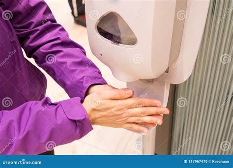 persoons schoonmakende hand met antibacterieel diinfectant desinfecterend middel  stock foto