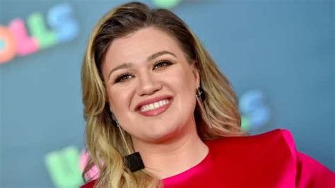 kelly clarkson says she was body shamed with magazine