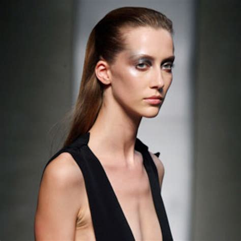 mager model sorgt fuer furore auf mailaender fashion week