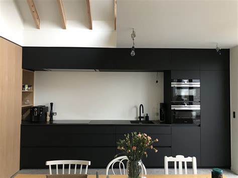 strakke zwarte keuken met eiken fineer homescape
