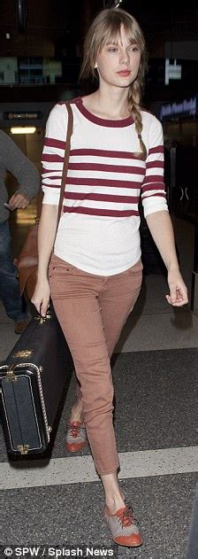 Taylor Swift Shows Off Her Natural Beauty As She Goes Make Up Free And