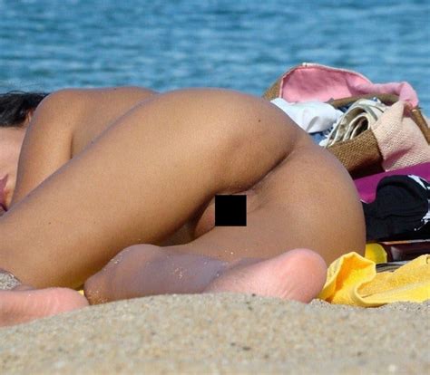 【激写】ヌーディストビーチで美少女が開脚したまま寝ちゃっ