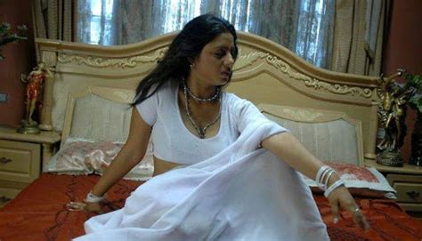 South Hot Actress Sunakshi Spicy White Saree Romantic