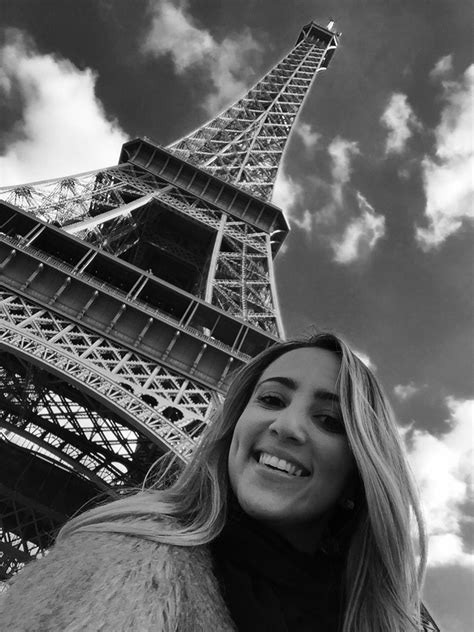 selfie with eiffel tower viagens frança
