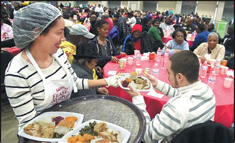 volunteers serve a traditional thanksgiving meal to more than 5000 residents in washington on