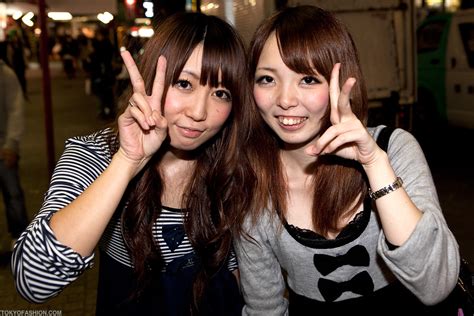 Cute Girls And Peace Signs Two Cute Japanese Girls Giving Th Flickr