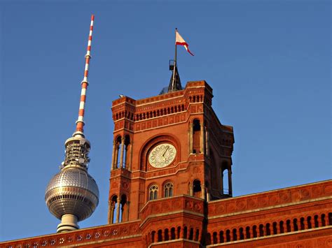 rotes rathaus  berlin mit fernsehturm foto bild architektur