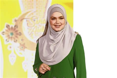 siti nurhaliza shows trim figure 44 days after birth of daughter entertainment news asiaone