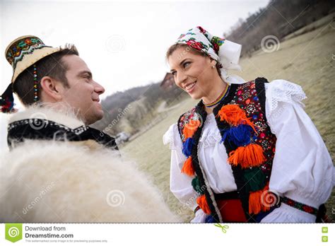 traditionele roemeense kostuums stock afbeelding image  traditioneel liefde