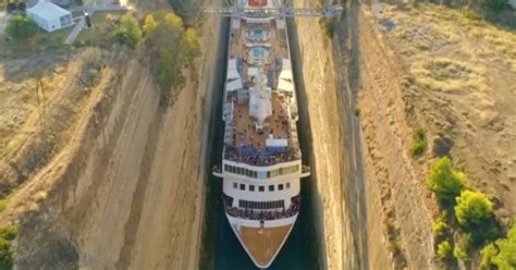gigantisch cruiseschip wurmt zich als grootste schip ooit door kanaal van korinthe reizen hln