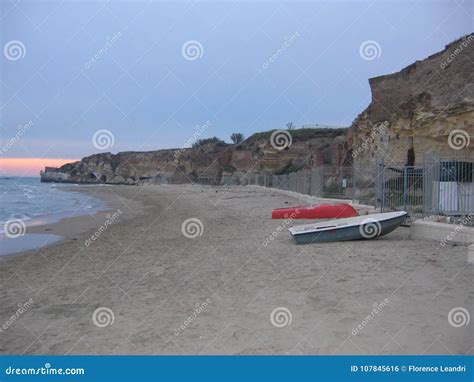 oud strand van anzio aan de zonsondergang met sommige boten op het zand italie redactionele