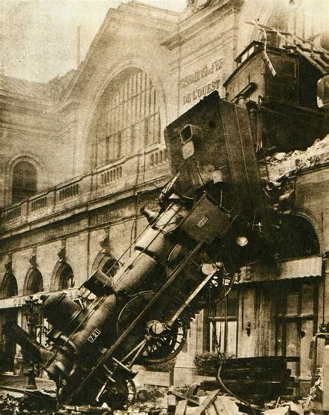 locomotive crashing   wall  gare montparnasse train station