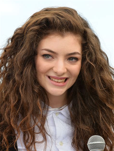 Best Lorde Curly Hair Moments Lorde Curly Hair Timeline Teen Vogue