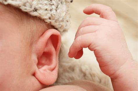 gejala infeksi telinga  bayi  mengatasinya