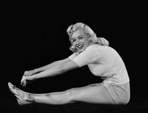 rare vintage photographs of marilyn monroe doing yoga in 1948 ~ vintage