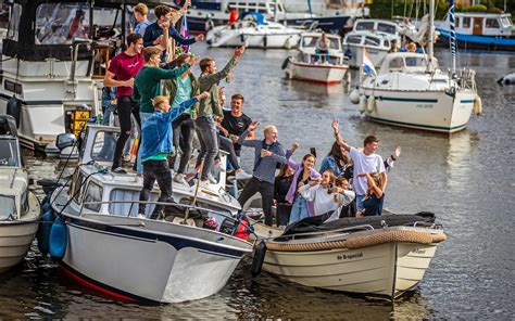 jongeren zorgen voor overlast op water  lemmer maar krijgen geen boete leeuwarder courant