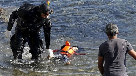 lamentables fotos en grecia se hunde un barco con refugiados en lesbos