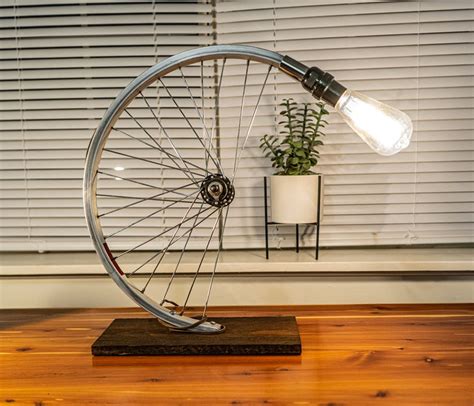 voici comment fabriquer une lampe originale avec le recyclage de ces objets inspirez vous