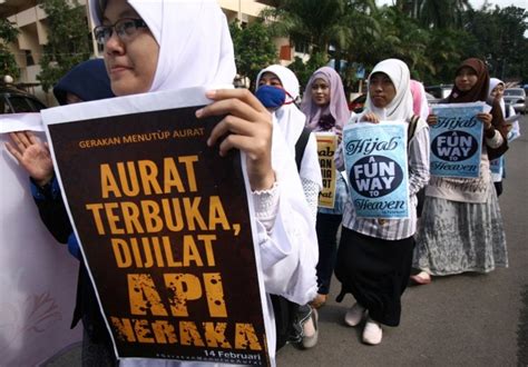 indonesia conservatives protest against valentine s day