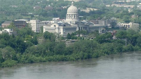 evacuation order issued  parts  jefferson city   expected levee breach