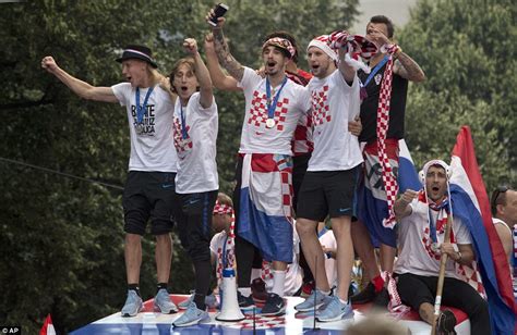 croatian football team receive heroes welcome as in zagreb daily mail online