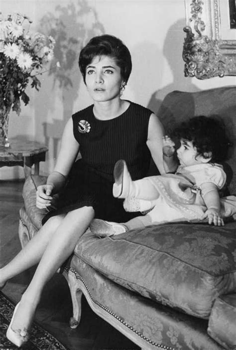 vintage photo de princesse shahnaz pahlavi en canape assis avec sa
