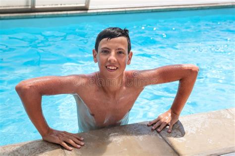 zomer en het zwemmen activiteiten voor gelukkige jongen op pool stock foto image  mensen