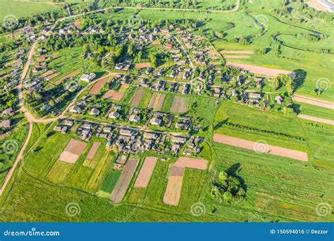 satellietbeeld van de hoogte van het dorp met huizen en straten geploegde gebieden  de zomer