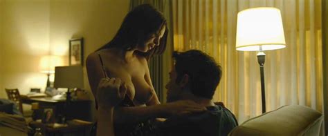 emily ratajkowski nude making out scene from gone girl movie scandal planet