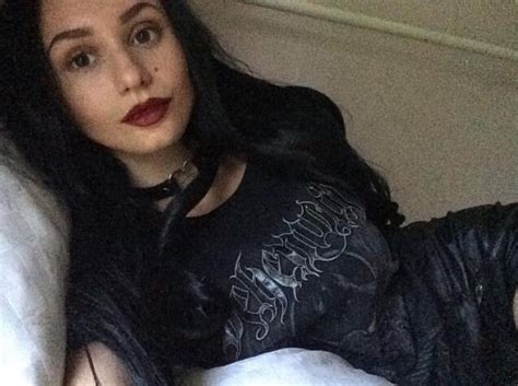 this 18 year old model is going viral for coming out as asexual sick